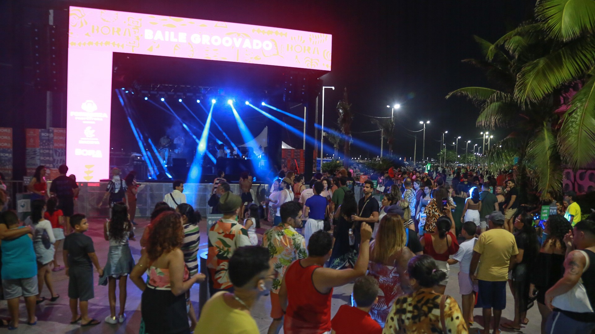 grupo de pessoas posa para a foto